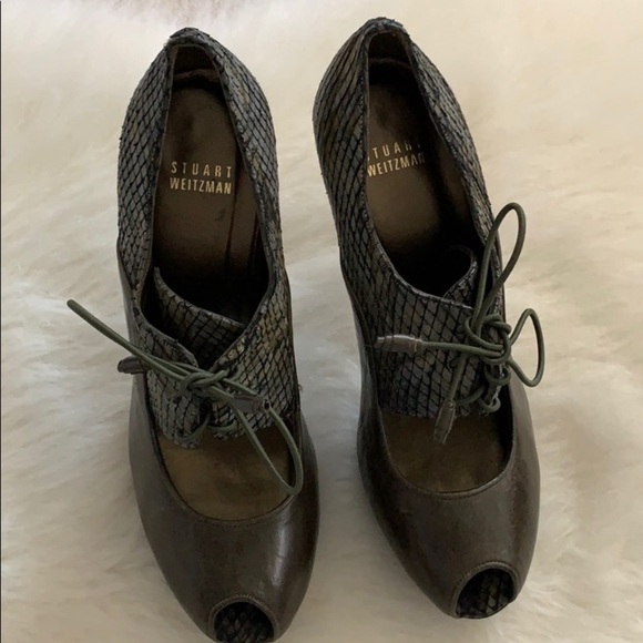 Stuart Weizman | textured peep toe mermaid heel - Picture 7 of 16